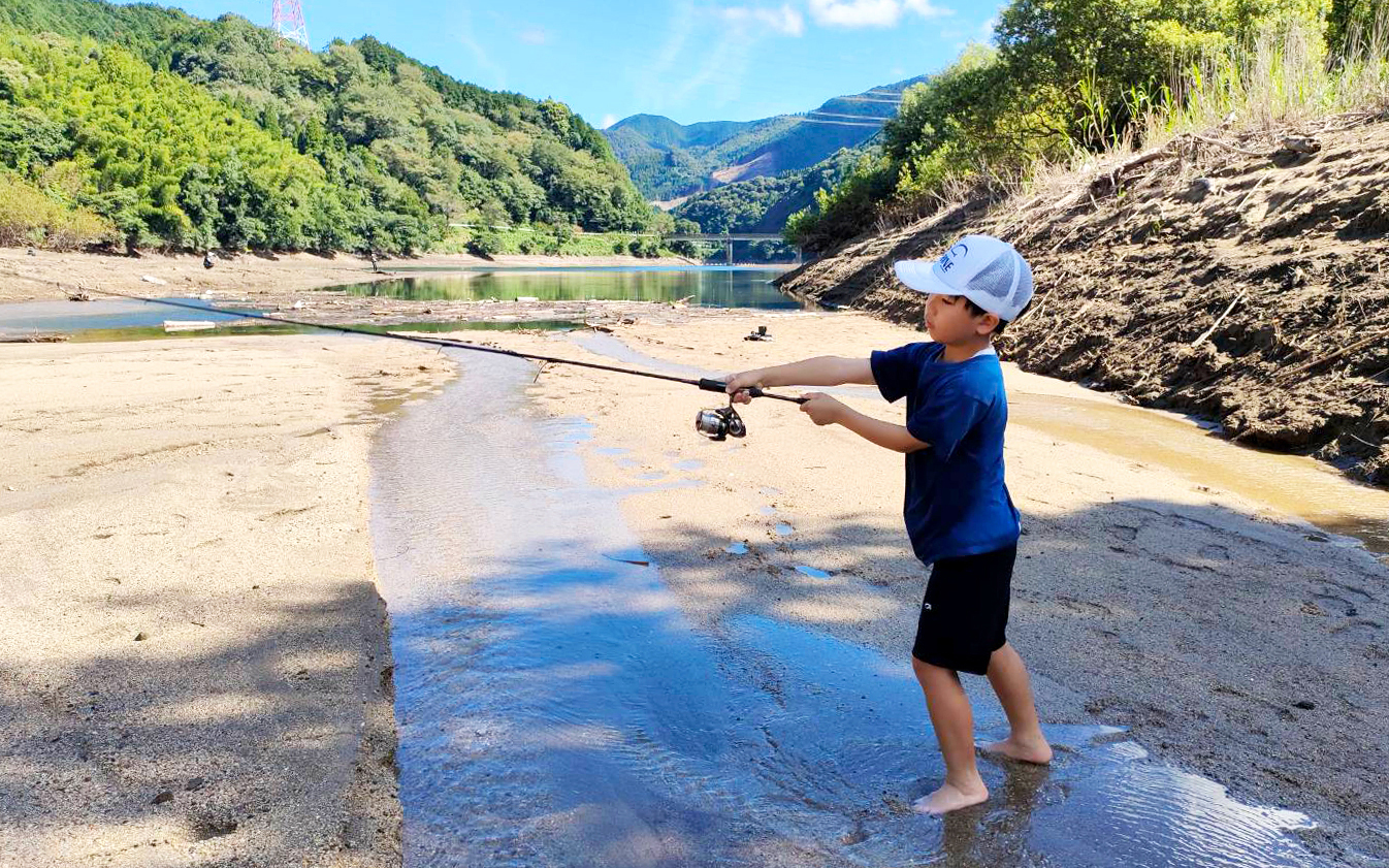 夏の終わりに子供とバス釣りと水遊び