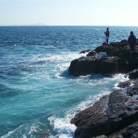 厳しいウネリの中、野崎島（五島列島）の寒グロ