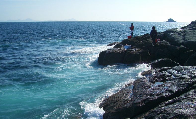 厳しいウネリの中、野崎島（五島列島）の寒グロ